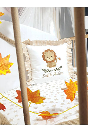 Bebek İsimli Nakışlı Kırlent 40x40 cm Takı Yastığı İçi Dolgulu Fırfırlı H1