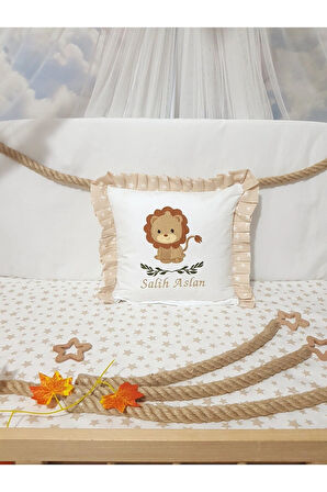 Bebek İsimli Nakışlı Kırlent 40x40 cm Takı Yastığı İçi Dolgulu Fırfırlı H1