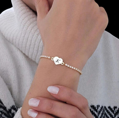 Elegant Kalp Motifli ve Pırıltılı Beyaz Taşlı 14 Ayar Altın Plakalı K Harfli Bileklik