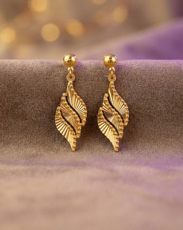 Yaprak Ajurlu Dorika Sallantılı Sarkıntılı Top Top Altın Vidalı Küpe 22 Ayar 3.60 Gram
