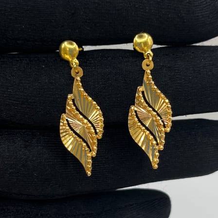 Yaprak Ajurlu Dorika Sallantılı Sarkıntılı Top Top Altın Vidalı Küpe 22 Ayar 3.60 Gram