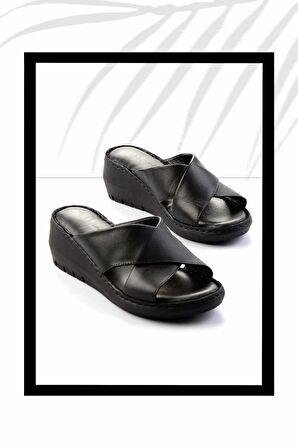 Siyah Hakiki Deri Kadın Terlik K04296060103