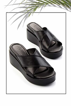 Siyah Hakiki Deri Kadın Terlik K04359022203