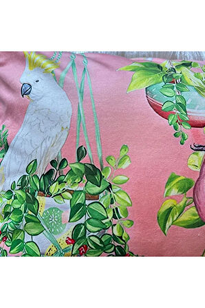 Pastel Pembe Zemin Papağan Desenli Dijital Baskılı Kadife Kırlent Kılıfı Saçaklı