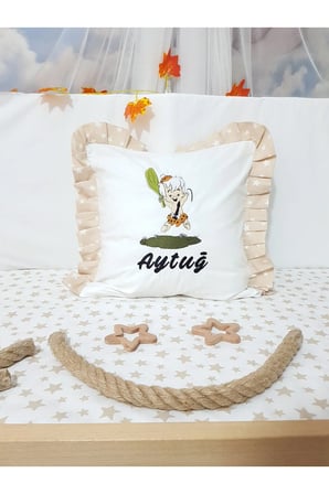 Nakışlı Kırlent Bebek İsimli 40x40 Cm İçi Dolgulu Fırfırlı Kırlent