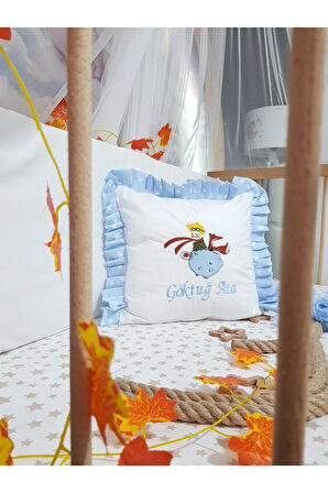 Nakışlı Kırlent Bebek İsimli 40x40 Cm İçi Dolgulu Fırfırlı Kırlent