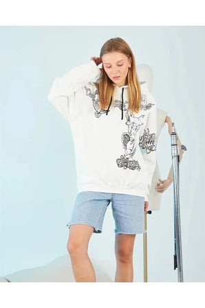 Kapüşonlu Üç İplik Sweatshirt – Beyaz Strong Heykel Baskılı, Rahat Kalıp, Kanguru Cepli Modern Tasarım