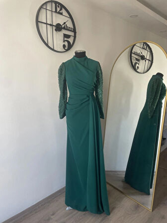 Krep Kolları Işleme Detaylı Abiye Elbise Zümrüt