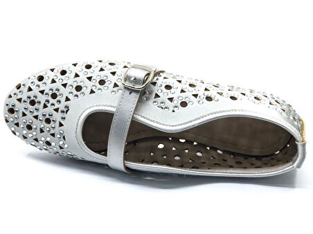 Feles Delik Taş Detaylı Kadın Babet Ayakkabı