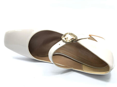 Feles Baretli Detaylı Küt Burun Topuklu Kadın Ayakkabı