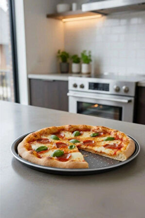 Orta Boy Delikli Pizza Tepsisi Lahmacun Pide Tepsisi 32 Cm Ve Siyah Silikon Yanmaz Fırın Eldiveni