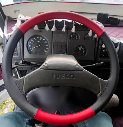 DİKİŞLİ DİREKSİYON KILIFI KIRMIZI DERİ SİYAH DERİ SİYAH DİKİŞLİ IVECO 80-12 KAMYON İÇİN