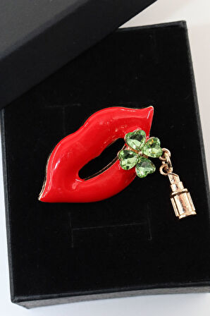 Kiss me broş. Taşlı tasarım kırmızı dudak broş. Yaka iğnesi broş. Kadın broş. Broş. Dudak broş.