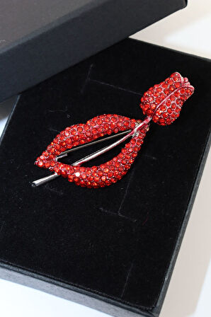 Red rose lips broş. Taşlı tasarım broş. Yaka iğnesi broş. Kadın broş. Broş. Dudak broş. Gül broş.