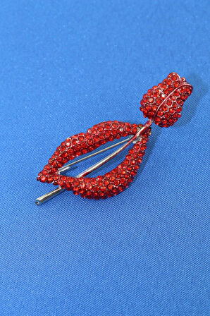 Red rose lips broş. Taşlı tasarım broş. Yaka iğnesi broş. Kadın broş. Broş. Dudak broş. Gül broş.