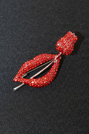 Red rose lips broş. Taşlı tasarım broş. Yaka iğnesi broş. Kadın broş. Broş. Dudak broş. Gül broş.