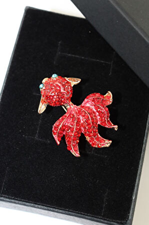 Kırmızı koi balığı broş. Taşlı tasarım broş. Yaka iğnesi broş. Kadın broş. Broş. Koi balığı broş.