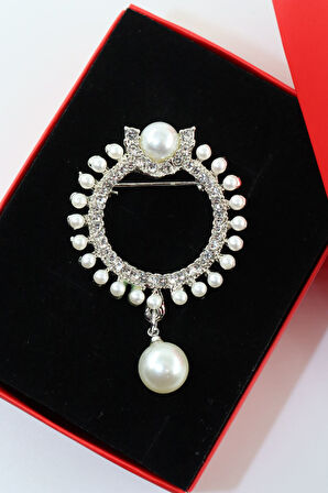 Gümüş renk sallantılı inci broş. Taşlı tasarım inci broş. Yaka iğnesi broş. İnci broş, incili broş