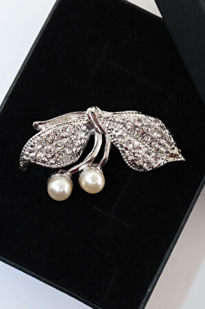 Gümüş renk incili fiyonk broş. Taşlı tasarım fiyonk broş. Yaka iğnesi fiyonk broş. Fiyonk broş.