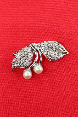 Gümüş renk incili fiyonk broş. Taşlı tasarım fiyonk broş. Yaka iğnesi fiyonk broş. Fiyonk broş.