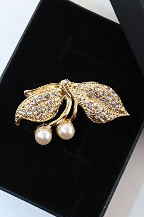 Gold renk incili fiyonk broş. Taşlı tasarım fiyonk broş. Yaka iğnesi fiyonk broş. Fiyonk broş