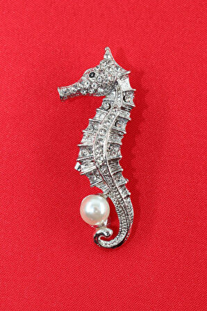 Gümüş renk incili denizatı broş. Taşlı tasarım denizatı broş. Yaka iğnesi broş. Denizatı broş.