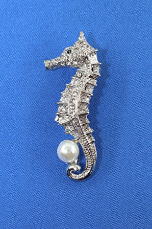 Gümüş renk incili denizatı broş. Taşlı tasarım denizatı broş. Yaka iğnesi broş. Denizatı broş.