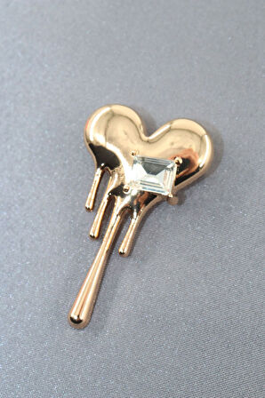 Eriyen kalp broş. Yaka iğnesi kalp broş. Taşlı tasarım pırlantalı kalp broş. Kadın broş. Kalp broş.