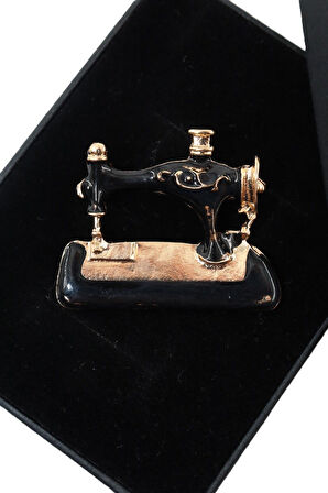 Modelist terzi dikiş makinesi broş. Yaka iğnesi broş. Erkek broş. Kadın broş. Dikiş makinesi broş.