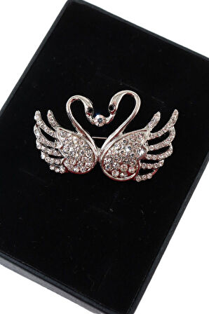 Çift kuğulu kalp broş. Yaka iğnesi kuğu broş. Taşlı kalp kuğu broş. Kadın broş. Kuğu broş. Kalp broş