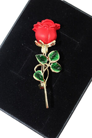 Tomurcuk kırmızı gül broş. Yaka iğnesi gül broş. Kırmızı gül broş. Kadın broş. Erkek broş. Gül broş.