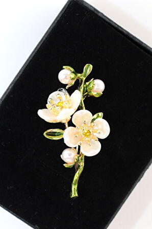 Baharın uyanışı erik çiçeği broş. Yeşil dallı incili kristal taşlı erik çiçekli kadın yaka iğnesi.