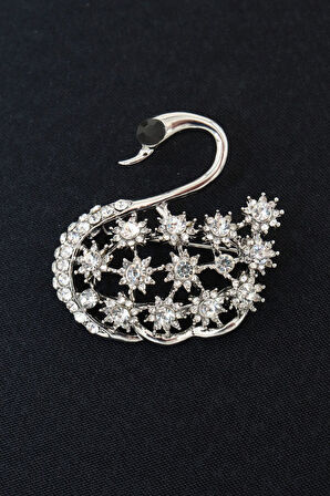 Gümüş renk. Kuğu broş. Yaka iğnesi broş. Taşlı tasarım broş. Kadın broş. Broş.