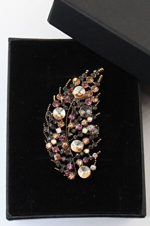 Kanat broş. Taşlı tasarım kanat broş. Yaka iğnesi broş. Kadın broş. Broş.