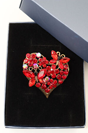 Kelebekli kalpli broş. Taşlı broş. Yaka iğnesi kalp broş. Kelebek broş. Kalp broş. Kadın broş. Broş.