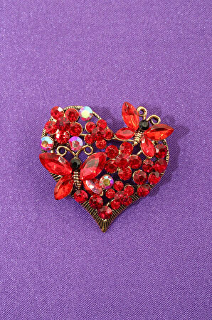 Kelebekli kalpli broş. Taşlı broş. Yaka iğnesi kalp broş. Kelebek broş. Kalp broş. Kadın broş. Broş.