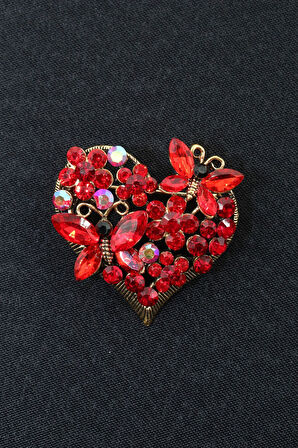 Kelebekli kalpli broş. Taşlı broş. Yaka iğnesi kalp broş. Kelebek broş. Kalp broş. Kadın broş. Broş.
