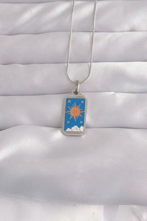 L Çelik Gümüş Renk Mavi Mineli Güneş Model Tarot Kolye - TJ-BKO