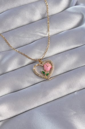 L Çelik Zincirli Gold Renk Zirkon Taşlı Kalp İçinde Pembe Gül Tasarımlı Kolye - TJ-BKO