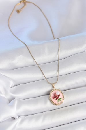 L Çelik Gold Renk Zincir Pembe Mineli İncili Çiçek İşlemeli Portre Model Kadın Kolye - TJ-BKO