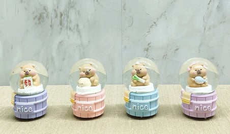 Evimdeyokyok Kapibara Tasarımlı Işıklı Kar Küresi Çok Renkli 6.5 cm 9 cm
