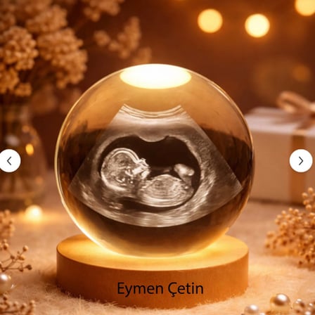 Kişiye Özel İsimli Hamilelik Temalı Kristal Küre – Ahşap Standlı Dekoratif Hediye