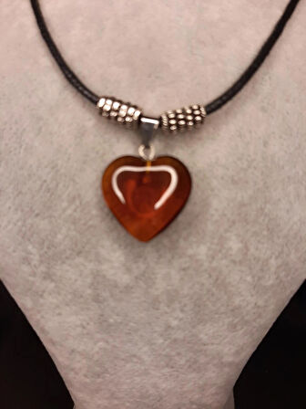 MRYart 🔥 Kehribar Kalp Kolye - Şık ve Zarif Tasarım - Deri Kordonlu Takı 🔥