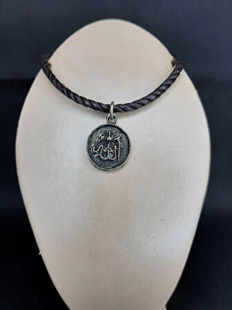 MRYart Allah Yazılı unisex Bileklik – Ayarlanabilir Metal Madalyonlu Tasarım