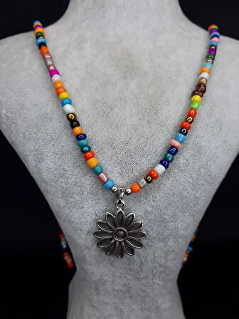 Renkli Boncuklu Uzun Kolye – Çiçek Figürlü El Yapımı Takı