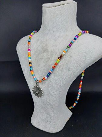 Renkli Boncuklu Uzun Kolye – Çiçek Figürlü El Yapımı Takı