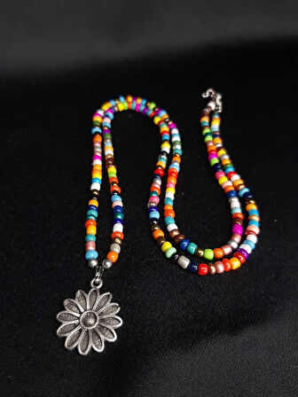 Renkli Boncuklu Uzun Kolye – Çiçek Figürlü El Yapımı Takı