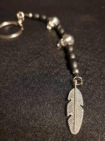 MRYart Oniks Taşı Boncuklu Kafatası Detaylı Anahtarlık - Metal Tüy Süslemeli