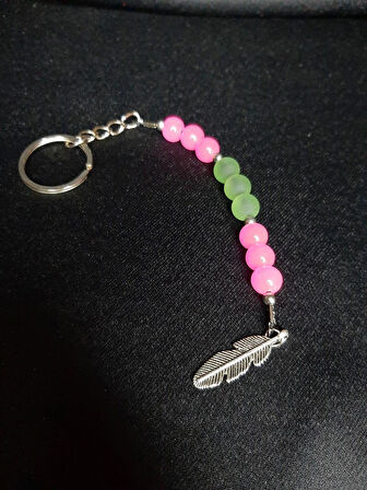 MRYart Pembe Cam Boncuk ve Yeşim Taşı Anahtarlık – Tüy Figürlü, El Yapımı