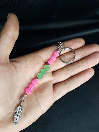 MRYart Pembe Cam Boncuk ve Yeşim Taşı Anahtarlık – Tüy Figürlü, El Yapımı